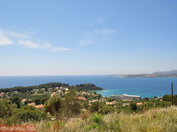 Uitzicht op Lassi en het Mediterranee hotel - Kefalonia - Foto 467 - Foto van https://www.grieksegids.nl/fotos/eilandkefalonia/Eiland-Kefalonia-467-mid.jpg