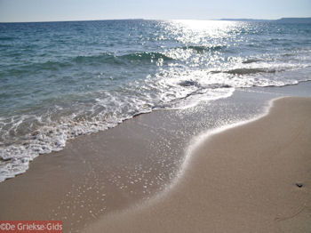 Strand Makris Gialos Lassi - Kefalonia - Foto 498 - Foto van https://www.grieksegids.nl/fotos/eilandkefalonia/Eiland-Kefalonia-498-mid.jpg