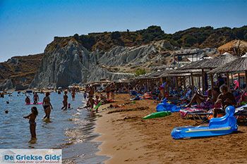 Xi Beach, het rode strand - Kefalonia - Foto 526 - Foto van https://www.grieksegids.nl/fotos/eilandkefalonia/Eiland-Kefalonia-526-mid.jpg