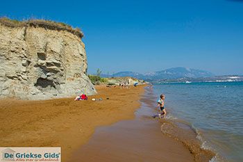 Xi Beach, het rode strand - Kefalonia - Foto 532 - Foto van https://www.grieksegids.nl/fotos/eilandkefalonia/Eiland-Kefalonia-532-mid.jpg
