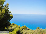 De blauwe zee bij Egremni en Athani - Lefkas (Lefkada) - Foto van De Griekse Gids