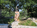 GriechenlandWeb Monument in het dorpje Englouvi - Lefkas (Lefkada) - Foto GriechenlandWeb.de