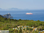 Bijenkasten aan Kaap Lefkatas, daarachter een Superfast Ferry foto 1 - Lefkas (Lefkada) - Foto van De Griekse Gids