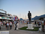 Beeld van Aristoteles Onassis in haven Nidri (Nydri) - Lefkas (Lefkada) - Foto van De Griekse Gids