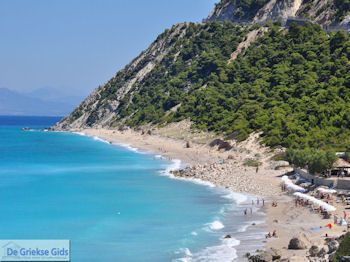 Pefkoulia strand ten noorden van Agios Nikitas foto 1 - Lefkas (Lefkada) - Foto van https://www.grieksegids.nl/fotos/eilandlefkas-fotos/350pixels/agios-nikitas-lefkas-001.jpg