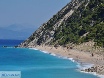 Pefkoulia strand ten noorden van Agios Nikitas foto 2 - Lefkas (Lefkada) - Foto van https://www.grieksegids.nl/fotos/eilandlefkas-fotos/350pixels/agios-nikitas-lefkas-002.jpg