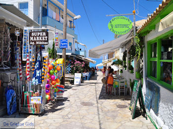 Geplaveide steegjes Agios Nikitas - Lefkas (Lefkada) - Foto van https://www.grieksegids.nl/fotos/eilandlefkas-fotos/350pixels/agios-nikitas-lefkas-014.jpg
