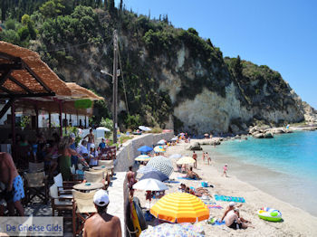 Gezellig strand Agios Nikitas - Lefkas (Lefkada) - Foto van https://www.grieksegids.nl/fotos/eilandlefkas-fotos/350pixels/agios-nikitas-lefkas-018.jpg