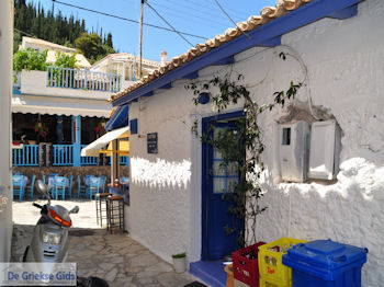 Griekse kleuren in Agios Nikitas - Lefkas (Lefkada) - Foto van https://www.grieksegids.nl/fotos/eilandlefkas-fotos/350pixels/agios-nikitas-lefkas-032.jpg