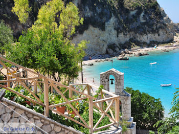 Klokketoren en strand Agios Nikitas - Lefkas (Lefkada) - Foto van https://www.grieksegids.nl/fotos/eilandlefkas-fotos/350pixels/agios-nikitas-lefkas-034.jpg