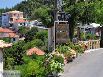 Overal bloemen in Athani - Lefkas (Lefkada) - Foto van https://www.grieksegids.nl/fotos/eilandlefkas-fotos/350pixels/athani-lefkas-006.jpg