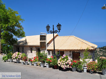 Bloempotten in Athani - Lefkas (Lefkada) - Foto van https://www.grieksegids.nl/fotos/eilandlefkas-fotos/350pixels/athani-lefkas-009.jpg