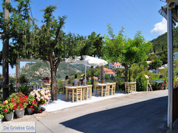 Terrasjes met uitzicht in Athani - Lefkas (Lefkada) - Foto van https://www.grieksegids.nl/fotos/eilandlefkas-fotos/350pixels/athani-lefkas-010.jpg