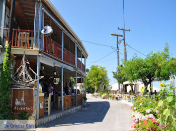 Lefkatas cafetaria-restaurant in Athani - Lefkas (Lefkada) - Foto van https://www.grieksegids.nl/fotos/eilandlefkas-fotos/350pixels/athani-lefkas-014.jpg
