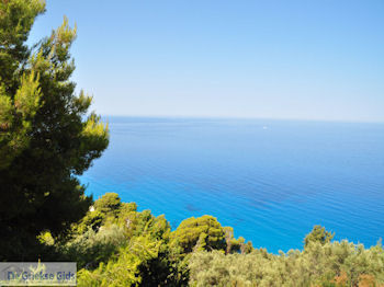 De blauwe zee bij Egremni en Athani - Lefkas (Lefkada) - Foto van https://www.grieksegids.nl/fotos/eilandlefkas-fotos/350pixels/egremni-lefkas-001.jpg