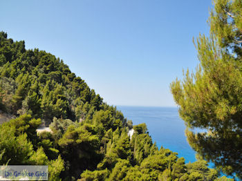Groene hellingen bij Egremni-strand - Lefkas (Lefkada) - Foto van https://www.grieksegids.nl/fotos/eilandlefkas-fotos/350pixels/egremni-lefkas-002.jpg