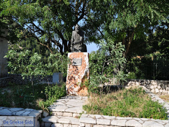 Monument in het dorpje Englouvi - Lefkas (Lefkada) - Foto van https://www.grieksegids.nl/fotos/eilandlefkas-fotos/350pixels/englouvi-lefkas-003.jpg