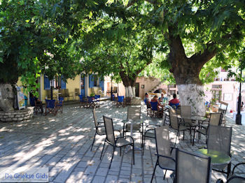 Het dorpsplein in Englouvi - Lefkas (Lefkada) - Foto van https://www.grieksegids.nl/fotos/eilandlefkas-fotos/350pixels/englouvi-lefkas-004.jpg