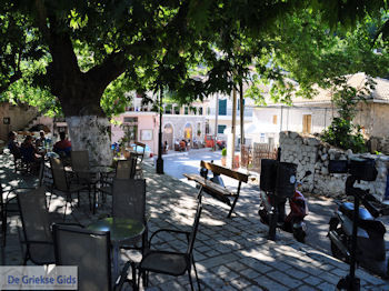 Het dorpsplein in Englouvi foto 2 - Lefkas (Lefkada) - Foto van https://www.grieksegids.nl/fotos/eilandlefkas-fotos/350pixels/englouvi-lefkas-005.jpg