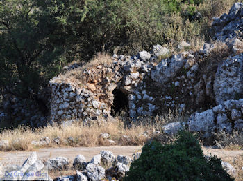 Volti, gewelfde huisjes op hoogvlakte Englouvi - Lefkas (Lefkada) - Foto van https://www.grieksegids.nl/fotos/eilandlefkas-fotos/350pixels/englouvi-lefkas-018.jpg