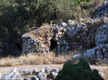 Volti, gewelfde huisjes op hoogvlakte Englouvi - Lefkas (Lefkada) - Foto van https://www.grieksegids.nl/fotos/eilandlefkas-fotos/350pixels/englouvi-lefkas-018.jpg