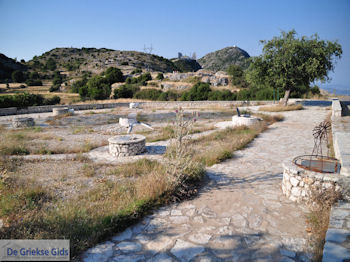 De waterputten bij het kerkje van Agios Donatos Englouvi - Lefkas (Lefkada) - Foto van https://www.grieksegids.nl/fotos/eilandlefkas-fotos/350pixels/englouvi-lefkas-025.jpg