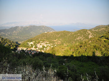 Uitzicht op Englouvi, in de verte Meganissi en Skorpios - Lefkas (Lefkada) - Foto van https://www.grieksegids.nl/fotos/eilandlefkas-fotos/350pixels/englouvi-lefkas-027.jpg