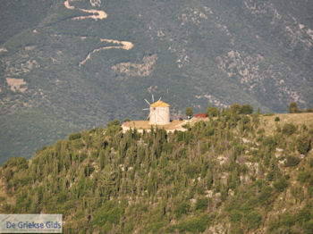 Windmolen bij Englouvi - Lefkas (Lefkada) - Foto van https://www.grieksegids.nl/fotos/eilandlefkas-fotos/350pixels/englouvi-lefkas-030.jpg