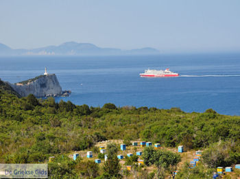 Bijenkasten aan Kaap Lefkatas, daarachter een Superfast Ferry foto 1 - Lefkas (Lefkada) - Foto van https://www.grieksegids.nl/fotos/eilandlefkas-fotos/350pixels/kaap-lefkata-lefkas-003.jpg