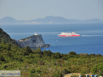 Bijenkasten aan Kaap Lefkatas, daarachter een Superfast Ferry foto 2 - Lefkas (Lefkada) - Foto von GriechenlandWeb.de