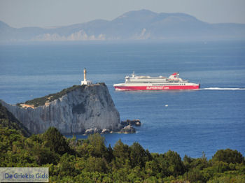 Bijenkasten aan Kaap Lefkatas, daarachter een Superfast Ferry foto 3 - Lefkas (Lefkada) - Foto van https://www.grieksegids.nl/fotos/eilandlefkas-fotos/350pixels/kaap-lefkata-lefkas-005.jpg
