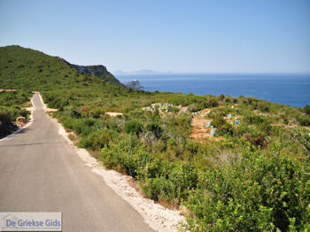 De weg naar Kaap Lefkatas - Lefkas (Lefkada) - Foto van https://www.grieksegids.nl/fotos/eilandlefkas-fotos/350pixels/kaap-lefkata-lefkas-006.jpg