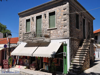 Stene huis in aria (Karya) - Lefkas (Lefkada) - Foto van https://www.grieksegids.nl/fotos/eilandlefkas-fotos/350pixels/karia-lefkas-karya-004.jpg