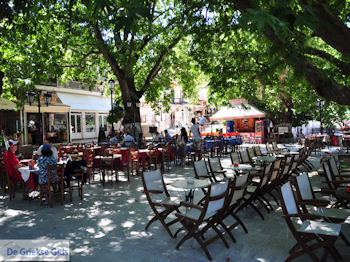 Het gezellige plein van Karia (Karya) foto 2 - Lefkas (Lefkada) - Foto van https://www.grieksegids.nl/fotos/eilandlefkas-fotos/350pixels/karia-lefkas-karya-007.jpg