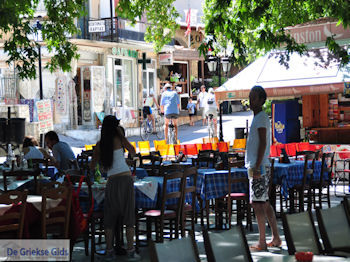 Het gezellige plein van Karia (Karya) foto 3 - Lefkas (Lefkada) - Foto van https://www.grieksegids.nl/fotos/eilandlefkas-fotos/350pixels/karia-lefkas-karya-008.jpg