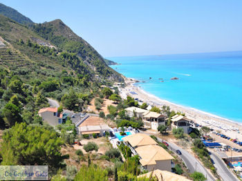 Het mooie zandstrand van Kathisma foto 3 - Lefkas (Lefkada) - Foto van https://www.grieksegids.nl/fotos/eilandlefkas-fotos/350pixels/kathisma-lefkas-003.jpg