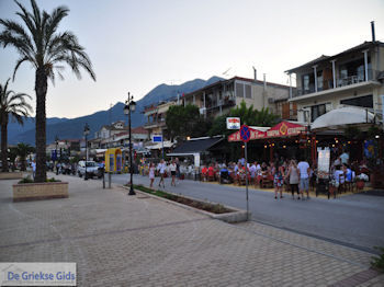De boulevard van Nidri (Nydri) - Lefkas (Lefkada) - Foto van https://www.grieksegids.nl/fotos/eilandlefkas-fotos/350pixels/lefkas-nydri-nidri-003.jpg