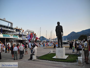 Beeld van Aristoteles Onassis in haven Nidri (Nydri) - Lefkas (Lefkada) - Foto van https://www.grieksegids.nl/fotos/eilandlefkas-fotos/350pixels/lefkas-nydri-nidri-005.jpg