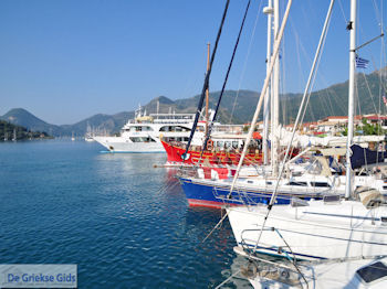 Bootjes aan de haven van Nidri (Nydri) foto 2 - Lefkas (Lefkada) - Foto van https://www.grieksegids.nl/fotos/eilandlefkas-fotos/350pixels/lefkas-nydri-nidri-007.jpg
