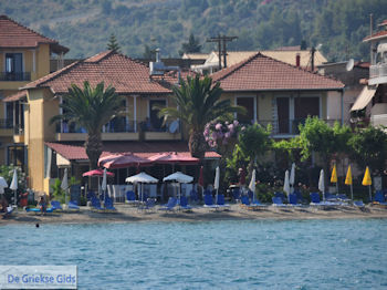 Strand Nidri (Nydri) foto 2 - Lefkas (Lefkada) - Foto van https://www.grieksegids.nl/fotos/eilandlefkas-fotos/350pixels/lefkas-nydri-nidri-011.jpg