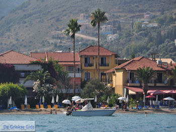 Strand Nidri (Nydri) foto 3 - Lefkas (Lefkada) - Foto van https://www.grieksegids.nl/fotos/eilandlefkas-fotos/350pixels/lefkas-nydri-nidri-012.jpg