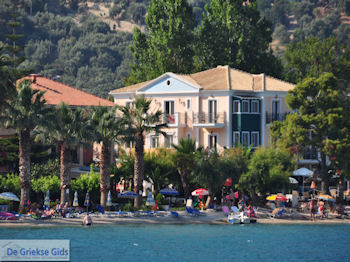 Strand Nidri (Nydri) foto 4 - Lefkas (Lefkada) - Foto van https://www.grieksegids.nl/fotos/eilandlefkas-fotos/350pixels/lefkas-nydri-nidri-013.jpg