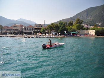 Speedbootje aan strand Nidri (Nydri) - Lefkas (Lefkada) - Foto van https://www.grieksegids.nl/fotos/eilandlefkas-fotos/350pixels/lefkas-nydri-nidri-018.jpg