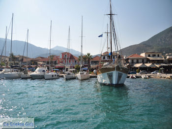 Zeilboten haven Nidri (Nydri) foto 1  - Lefkas (Lefkada) - Foto van https://www.grieksegids.nl/fotos/eilandlefkas-fotos/350pixels/lefkas-nydri-nidri-020.jpg