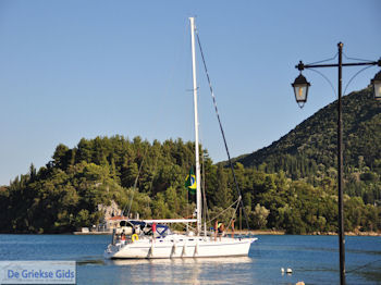 Zeilboten haven Nidri (Nydri) foto 4 - Lefkas (Lefkada) - Foto van https://www.grieksegids.nl/fotos/eilandlefkas-fotos/350pixels/lefkas-nydri-nidri-023.jpg