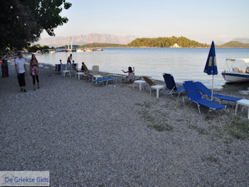 Kiezelstrandje Nidri (Nydri) - Lefkas (Lefkada) - Foto van https://www.grieksegids.nl/fotos/eilandlefkas-fotos/350pixels/lefkas-nydri-nidri-024.jpg