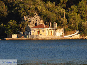 Aghia Kyriaki kerk tegenover Nidri (Nydri) - Lefkas (Lefkada) - Foto van https://www.grieksegids.nl/fotos/eilandlefkas-fotos/350pixels/lefkas-nydri-nidri-025.jpg