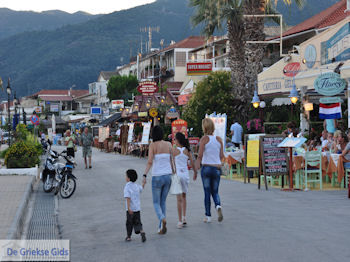 Wandeling aan de boulevard van Nidri (Nydri) - Lefkas (Lefkada) - Foto van https://www.grieksegids.nl/fotos/eilandlefkas-fotos/350pixels/lefkas-nydri-nidri-027.jpg