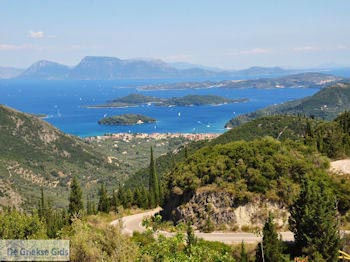 De eilandjes nabij Nidri (Nydri) foto 3 - Lefkas (Lefkada) - Foto van https://www.grieksegids.nl/fotos/eilandlefkas-fotos/350pixels/lefkas-nydri-nidri-030.jpg