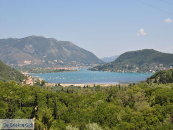 Nidri (Nydri) aan de Vlicho baai foto 2 - Lefkas (Lefkada) - Foto van https://www.grieksegids.nl/fotos/eilandlefkas-fotos/350pixels/lefkas-nydri-nidri-033.jpg